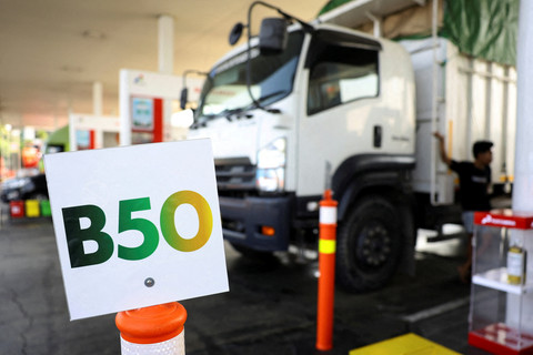 Papan penanda B50 di sebuah SPBU setelah mandat pencampuran 50% biodiesel baru resmi berlaku di Karawang, Provinsi Jawa Barat, Indonesia, Kamis (9/7/2026). Foto: Ajeng Dinar Ulfiana/REUTERS
