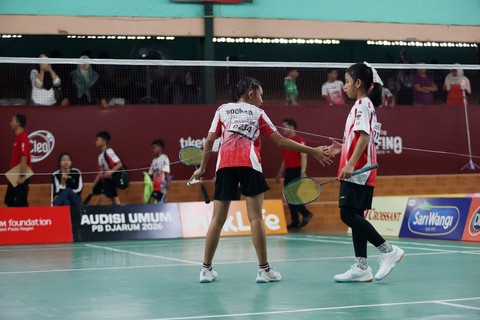 Naura Hasanah Anindya tampil penuh semangat pada debutnya di Audisi Umum PB Djarum 2026 - Pekanbaru. Peserta sektor KU-11 putri itu sukses mengamankan kemenangan perdana dengan skor 21-18, 21-10. Foto: Dok. PB Djarum