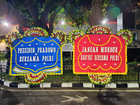 Karangan bunga dukungan untuk Polri di depan Ditreskrimsus Polda Metro Jaya, Jakarta, Kamis (9/7/2026). Foto: Jamal Ramadhan/kumparan