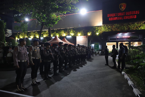 Sejumlah personil kepolisian apel di depan Ditreskrimsus Polda Metro Jaya, dan berangkat ke tempat penggeledahan di kawasan Cipete, Jakarta Selatan, Kamis (9/7/2026). Foto: Jamal Ramadhan/kumparan