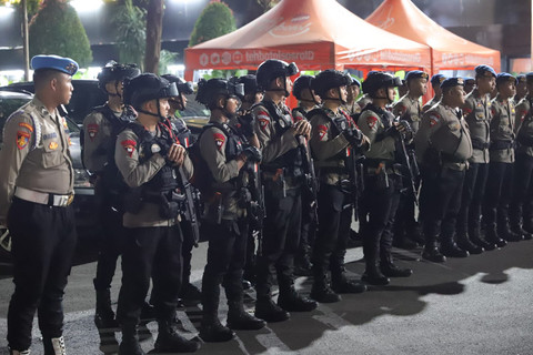Sejumlah personil kepolisian apel di depan Ditreskrimsus Polda Metro Jaya, dan berangkat ke tempat penggeledahan di kawasan Cipete, Jakarta Selatan, Kamis (9/7/2026). Foto: Jamal Ramadhan/kumparan