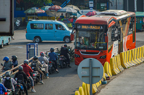 Terobos jalur TransJakarta: Sebuah bus Mini Trans berjalan di tengah pemotor yang lawan arah di Terminal Kampung Melayu, Jakarta, Senin (6/7/2026). Foto: Dzaki Fadilah/kumparan