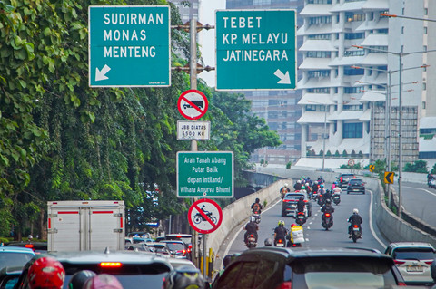 Tidak patuhi rambu lalu lintas: Sebuah tanda larangan lalu lintas menuju Jl. Layang Non Tol Kampung Melayu-Tanah Abang, Jakarta (7/7/2026). Foto: Dzaki Fadilah/kumparan
