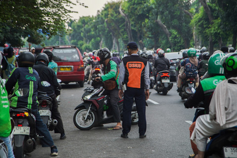 Diadang Petugas Dinas Perhubungan: Seorang anggota Dinas Perhubungan Jakarta Selatan tengah mengatur pemotor yang lawan arah di Halte Tanjung Barat, Jakarta, Senin (6/7/2026). Foto: Dzaki Fadilah/kumparan