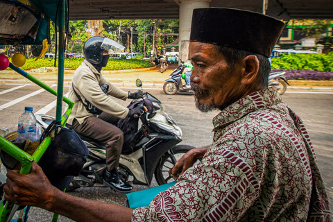Membahayakan orang lain: Seorang pengendara motor melawan arus di Jl. K.H. Mas Mansyur (dekat Stasiun Karet), Selasa (7/7/2026). Foto: Dzaki Fadilah/kumparan