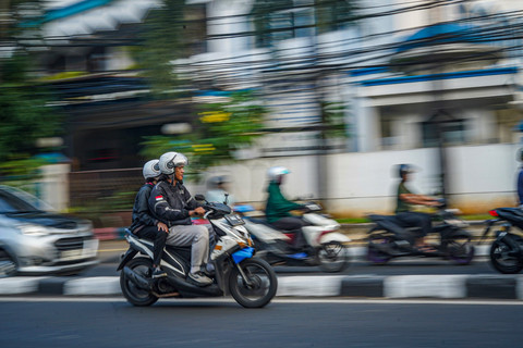 Melaju kencang di jalur yang salah: Sebuah kendaraan bermotor melawan arus di Jalan Raya Ragunan, Jati Padang, Jakarta, Selasa (29/6/2026). Foto: Dzaki Fadilah/kumparan