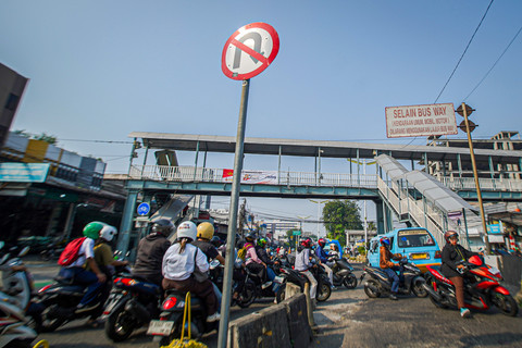 Tidak peduli aturan: Papan lalu lintas yang bertanda 'Dilarang Putar Balik' di Terminal Kampung Melayu, Jakarta, Senin (6/7/2026). Foto: Dzaki Fadilah/kumparan