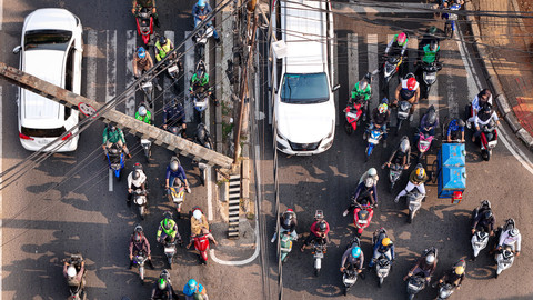 Lawan arah di jam berangkat kerja: Sejumlah kendaraan bermotor melawan arus di Jl. Lebak Bulus Raya, Jakarta Selatan, Selasa (23/6/2026). Foto: Dzaki Fadilah/kumparan