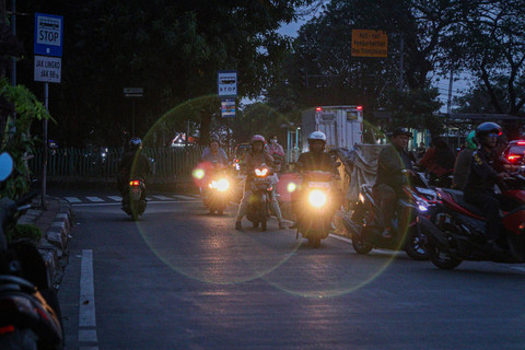 Lawan arah di jam pulang kerja: Sejumlah kendaraan bermotor melawan arus di Jl. TB Simatupang, Jakarta Timur, Selasa (23/6/2026). Foto: Dzaki Fadilah/kumparan