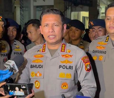 Kabid Humas Polda Metro Jaya, Kombes Pol Budi Hermanto, memberikan keterangan saat penggeledahan Ruko di Cipete Jakarta Selatan, Jumat (10/7) dini hari. Foto: Kevin Daniel/kumparan