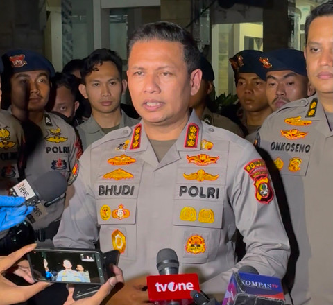 Kabid Humas Polda Metro Jaya, Kombes Pol Budi Hermanto, memberikan keterangan saat penggeledahan Ruko di Cipete Jakarta Selatan, Jumat (10/7) dini hari. Foto: Kevin Daniel/kumparan