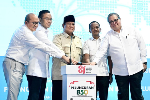 Presiden Republik Indonesia Prabowo (tengah) bersama Menteri ESDM Bahlil Lahadalia (kedua dari kanan), Menteri Koordinator Bidang Perekonomian Airlangga Hartarto (kanan), CEO Danantara Rosan Roeslani (kiri), dan Direktur Utama Pertamina Simon Aloysius Mantiri (kedua dari kiri) melakukan penekanan secara simbolis saat acara launching Peluncuran B50 “Langkah Nyata Untuk Kemandirian dan Ketahanan Energi Nasional” yang diselenggarakan di SPBU Rest Area 57, Karawang, Jawa Barat pada Kamis (9/7/2026). Foto: Dok. Istimewa
