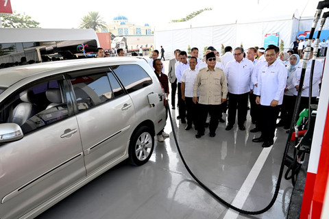 Presiden Republik Indonesia Prabowo (tengah) bersama Menteri ESDM Bahlil Lahadalia (kedua dari kiri), Menteri Koordinator Bidang Perekonomian Airlangga Hartarto (kedua dari kanan), dan Direktur Utama Pertamina Simon Aloysius Mantiri (kanan) saat uji coba biodiesel B50 dalam Peluncuran B50 “Langkah Nyata Untuk Kemandirian dan Ketahanan Energi Nasional” yang diselenggarakan di SPBU Rest Area 57, Karawang, Jawa Barat pada Kamis (9/7/2026). Foto: Dok. Istimewa