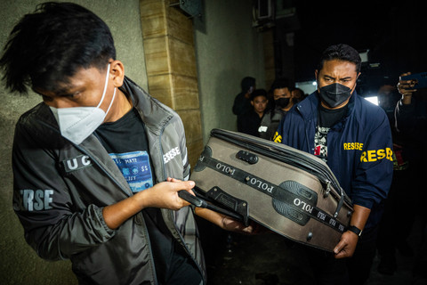 Polisi membawa barang bukti sitaan usai penggeledahan terkait penyidikan kasus dugaan korupsi tindak pidana pencucian uang (TPPU) di sebuah ruko, Jalan Asem 2, Cipete Selatan, Jakarta, Jumat (10/7/2026) dini hari. Foto: Bayu Pratama S/ANTARA FOTO