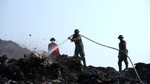 BNPB kerahkan heli water bombing dalam upaya pemadaman api via udara di TPA Jatiwaringin Kecamatan Mauk, Kabupaten Tangerang, Provinsi Banten (9/7/2026). Foto: Dok. BNPB