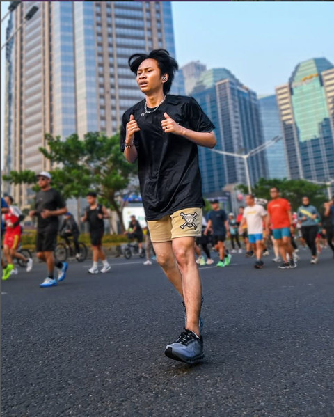 Fajar Sad Boy memakai outfit ala "pelari kalcer". Foto: Dok. Istimewa