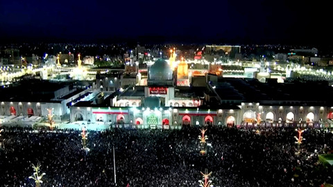 Para pelayat berkumpul selama prosesi pemakaman pada hari pemakaman mendiang Pemimpin Tertinggi Iran Ayatollah Ali Khamenei, yang tewas pada 28 Februari dalam serangan udara Israel dan AS, di Mashhad, Iran, Kamis (9/7/2026). Foto: IRIB/Handout via Reuters
