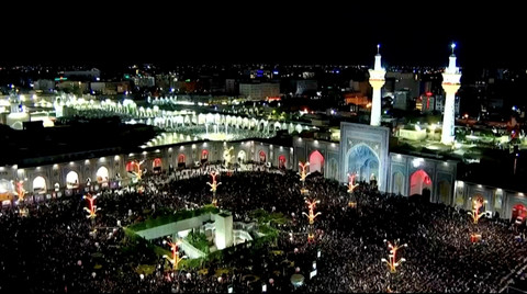 Para pelayat berkumpul selama prosesi pemakaman pada hari pemakaman mendiang Pemimpin Tertinggi Iran Ayatollah Ali Khamenei, yang tewas pada 28 Februari dalam serangan udara Israel dan AS, di Mashhad, Iran, Kamis (9/7/2026). Foto: IRIB/Handout via Reuters