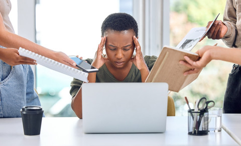 Ilustrasi Tuntutan . Foto : https://www.shutterstock.com/id/image-photo/business-stress-black-woman-headache-multitasking-2451041771?trackingId=aa708732-3951-43f3-9d03-448aad07307e&listId=searchResults