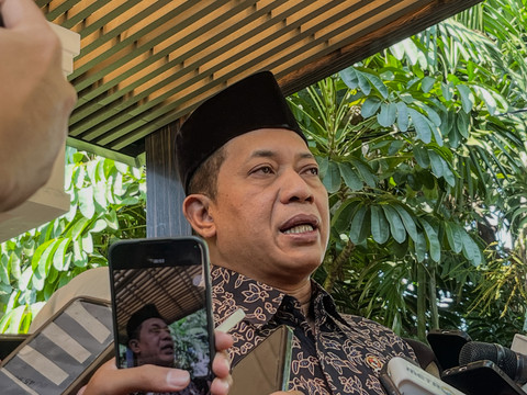 Menteri Koperasi sekaligus Sekjen Syarikat Islam (SI) Ferry Juliantono di rumah duka Rachmat Gobel, Jakarta Selatan, Jumat (10/9/2026). Foto: Widya Islamiati/kumparan