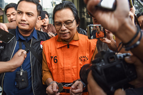 Tersangka kasus dugaan gratifikasi dalam pengadaan barang dan jasa Ma'ruf Cahyono (tengah) mengenakan rompi tahanan usai menjalani pemeriksaan di Gedung Merah Putih KPK, Jakarta, Kamis (9/7/2026). Foto: Reno Esnir/ANTARA FOTO