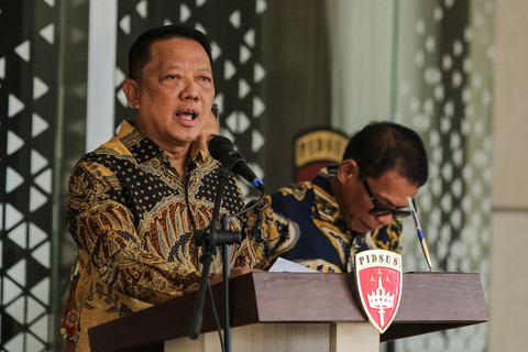 Jaksa Agung Muda Tindak Pidana Khusus (Jampidsus) Kejaksaan Agung Febrie Adriansyah (kiri) menyampaikan keterangan saat konferensi pers di Kejaksaan Agung, Jakarta, Jumat (10/7/2026). Foto: Asprilla Dwi Adha/ANTARA FOTO