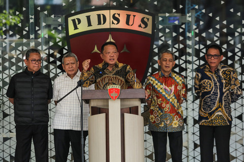 Jaksa Agung Muda Tindak Pidana Khusus (Jampidsus) Kejaksaan Agung Febrie Adriansyah (tengah) menyampaikan keterangan saat konferensi pers di Kejaksaan Agung, Jakarta, Jumat (10/7/2026). Foto: Asprilla Dwi Adha/ANTARA FOTO