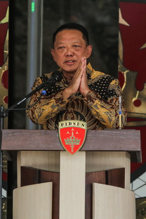 Jampidsus Febrie Adriansyah memberikan salam usai menyampaikan keterangan saat konferensi pers di Kejaksaan Agung, Jakarta, Jumat (10/7/2026). Foto: Asprilla Dwi Adha/ANTARA FOTO