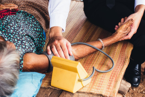 Ilustrasi Dokter di daerag 3T (Tertinggal, Terdepan, dan Terluar). Foto: M2020/Shutterstock