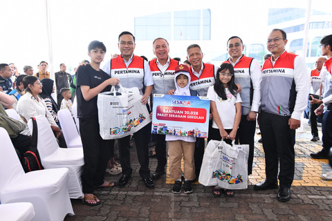 Pertamina melalui program Seragam Sekolah untuk Semua (SESAMA) menyalurkan ribuan paket seragam sekolah murah untuk masyarakat prasejahtera. Foto: Dok. Pertamina