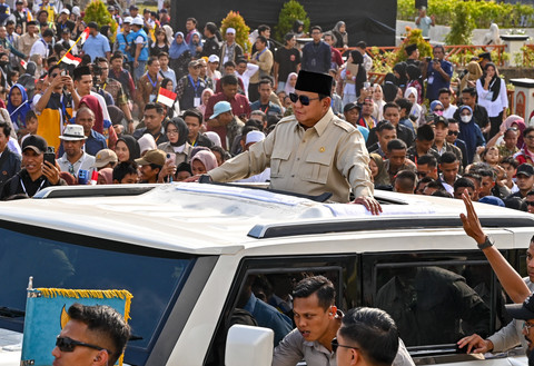 Presiden Prabowo Subianto (tengah) menyapa warga usai meresmikan Bendungan Meninting di Desa Bukit Tinggi, Kecamatan Gunungsari, Lombok Barat, NTB, Jumat (10/7/2026). Foto: Ahmad Subaidi/ANTARA FOTO