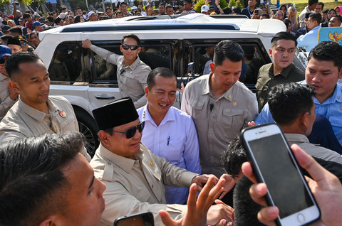 Presiden Prabowo Subianto (kedua kiri) bersama Gubernur NTB Lalu Muhamad Iqbal (tengah) menyapa warga usai meresmikan Bendungan Meninting di Desa Bukit Tinggi, Kecamatan Gunungsari, Lombok Barat, NTB, Jumat (10/7/2026). Foto: Ahmad Subaidi/ANTARA FOTO