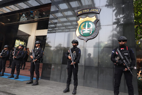 Brimob berjaga di depan Gedung Promoter Polda Metro Jaya, Jakarta, Jumat (10/7/2026). Foto: Jamal Ramadhan/kumparan