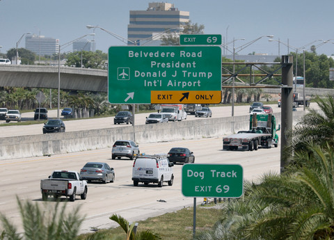 Sebuah rambu di I-95 mengarahkan pengemudi ke Bandara Internasional Presiden Donald J. Trump pada 09 Juli 2026, di Palm Beach, Florida. Foto: Joe Raedle/Getty Images/AFP