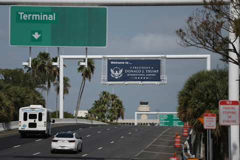 Sebuah papan menyambut para pengemudi ke Bandara Internasional Presiden Donald J. Trump pada tanggal 9 Juli 2026, di Palm Beach, Florida. Foto: Joe Raedle/Getty Images/AFP