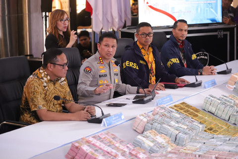 Kabid Humas Polda Metro Jaya Kombes Pol. Budi Hermanto memberikan keterangan pers terkait perkembangan penanganan tiga kasus dugaan korupsi di Gedung Promoter Polda Metro Jaya, Jakarta, Jumat (10/7/2026). Foto: Jamal Ramadhan/kumparan