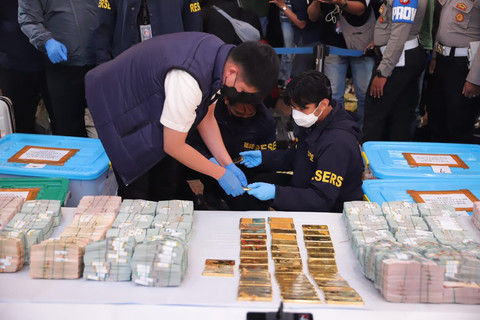 Polisi mengamankan semua barang bukti usai polisi memberikan keterangan pers terkait perkembangan penanganan tiga kasus dugaan korupsi di Gedung Promoter Polda Metro Jaya, Jakarta, Jumat (10/7/2026). Foto: Jamal Ramadhan/kumparan