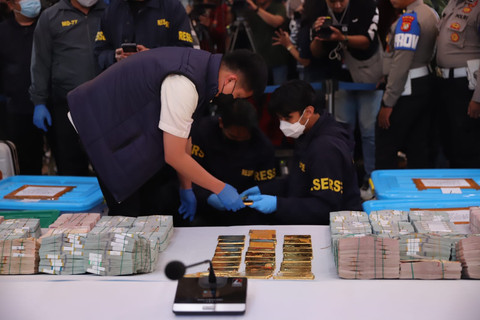 Polisi mengamankan semua barang bukti usai polisi memberikan keterangan pers terkait perkembangan penanganan tiga kasus dugaan korupsi di Gedung Promoter Polda Metro Jaya, Jakarta, Jumat (10/7/2026). Foto: Jamal Ramadhan/kumparan