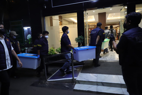 Polisi membawa barang bukti perkembangan penyidikan kasus dugaan tindak pidana korupsi ke gedung Ditreskrimsus Polda Metro Jaya, Jakarta, Jumat (10/7/2026). Foto: Jamal Ramadhan/kumparan
