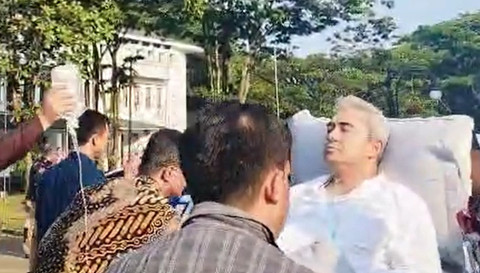 Wali Kota Bandung, Muhammad Farhan, dibawa masuk ke dalam ambulance di Balai Kota Bandung untuk dilarikan ke Rumah Sakit, Jumat (10/7). Foto: Dok. Istimewa