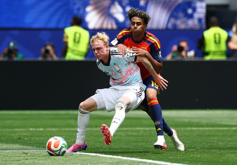 Joaquin Seys dari Belgia beraksi dengan Lamine Yamal dari Spanyol pada pertandingan Piala Dunia FIFA 2026 antara Spanyol vs Belgia di Stadion Los Angeles, Inglewood, California, AS, Sabtu (11/7/2026). Foto: Kai Pfaffenbach/REUTERS