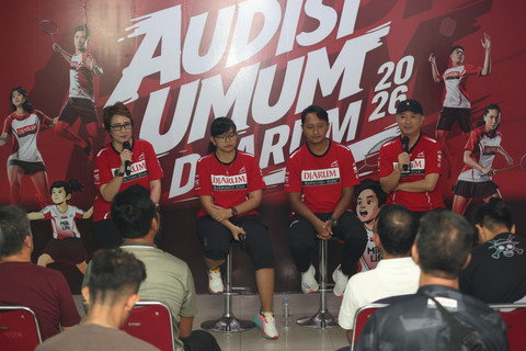 Legenda bulu tangkis Indonesia, yakni Yuni Kartika, Maria Kristin Yulianti, Ari Yuli Wahyu Hartanto, dan Hendrawan di Audisi Umum PB Djarum 2026 di GOR Angkasa, Jumat (10/7). Foto: PB Djarum