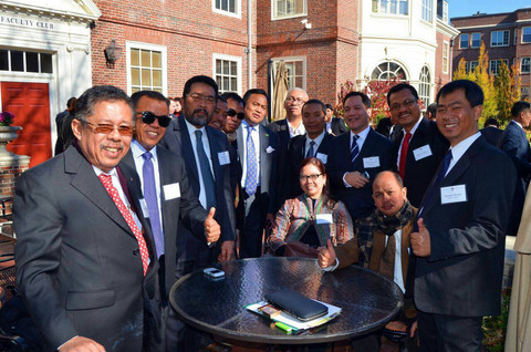 Rachmat Gobel bersama wartawan senior saat di Universita Harvard di Cambridge, Massachusetts, Amerika Serikat, Senin (22/10/2012). Aset. Istimewa