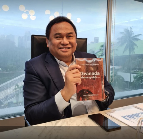 Rachmat Gobel dan buku Granada Menangislah. Aset. Istimewa