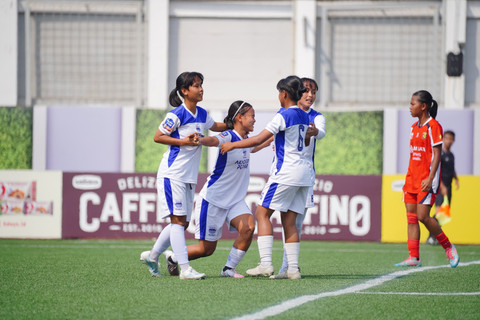 Selebrasi Akademi Persib Bandung U-18 usai mencetak gol di pertandingan semifinal melawan Putri JP Jakarta U-18 di HYDROPLUS Soccer League All-Stars 2026. Foto: Dok. Hydroplus Soccer League