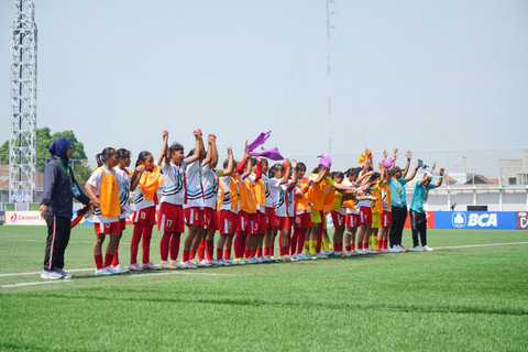 Selebrasi Putri JP Jakarta U-15 usai menang di pertandingan semifinal melawan Arema FC Women U-15 di HYDROPLUS Soccer League All-Stars 2026. Foto: Dok. Hydroplus Soccer League
