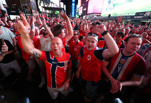 Kemeriahan suporter berkumpul di New York menjelang laga babak 16 besar Piala Dunia FIFA 2026 antara Brasil dan Norwegia yang berlangsung di New York New Jersey Stadium (MetLife Stadium), Minggu (5/7/2026) waktu setempat. Foto: John Sibley/REUTERS