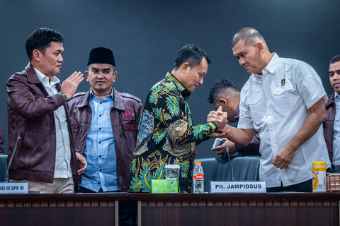 Plt Jampidsus Rudi Margono (kedua kanan) berjabat tangan dengan Kakortas Tipidkor Polri Irjen Pol Totok Suharyanto (kanan) disaksikan Ketua Komisi III DPR Habiburokhman (kiri) usai konferensi pers di Kejaksaan Agung, Jakarta, Sabtu (11/7/2026). Foto: Bayu Pratama S/ANTARA FOTO