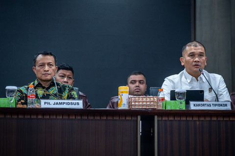 Plt Jampidsus Rudi Margono (kiri) bersama Kakortas Tipidkor Polri Irjen Pol Totok Suharyanto (kanan) memberikan keterangan pers di Kejaksaan Agung, Jakarta, Sabtu (11/7/2026). Foto: Bayu Pratama S/ANTARA FOTO