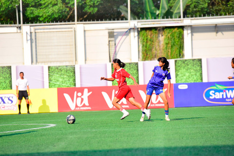 Putri Garut U-18 (kiri) melawan Arema FC Women U-18 (kanan) di semifinal HYDROPLUS Soccer League All-Stars 202, Sabtu (11/7). Foto: Dok. Hydroplus Soccer League